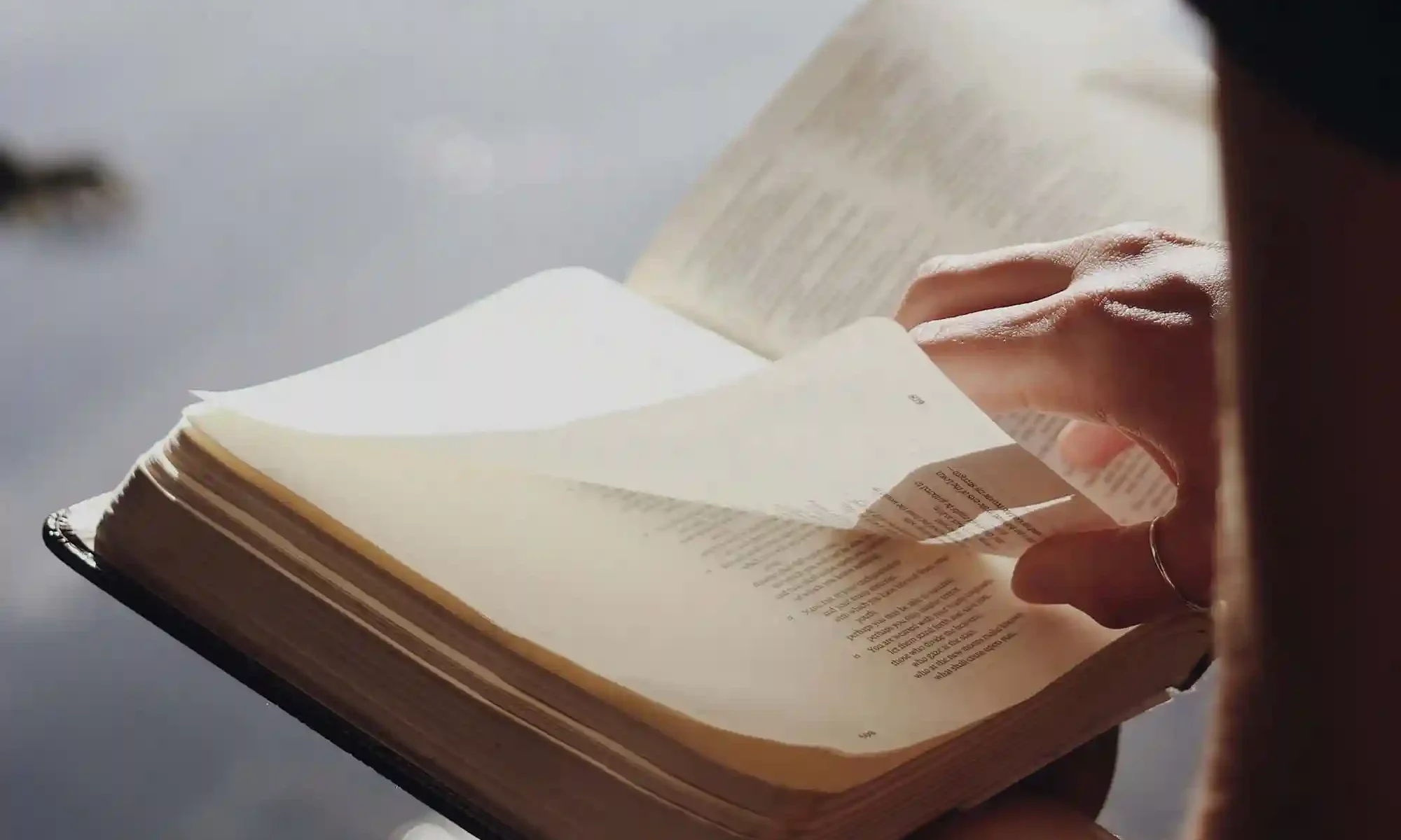 Ein Buch wird umgeblättert