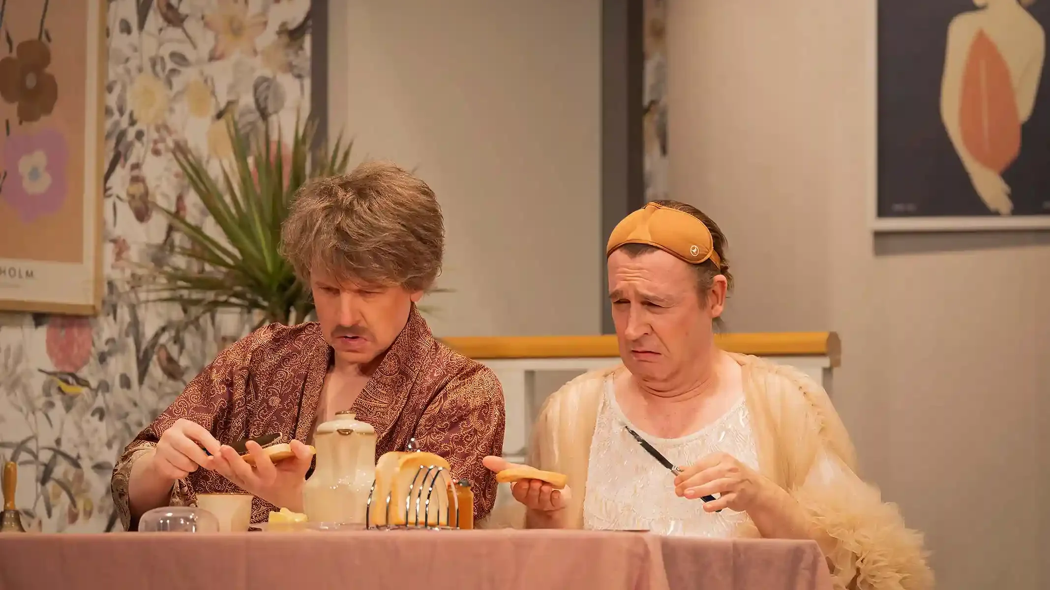 George und Albin beim Früstückstisch