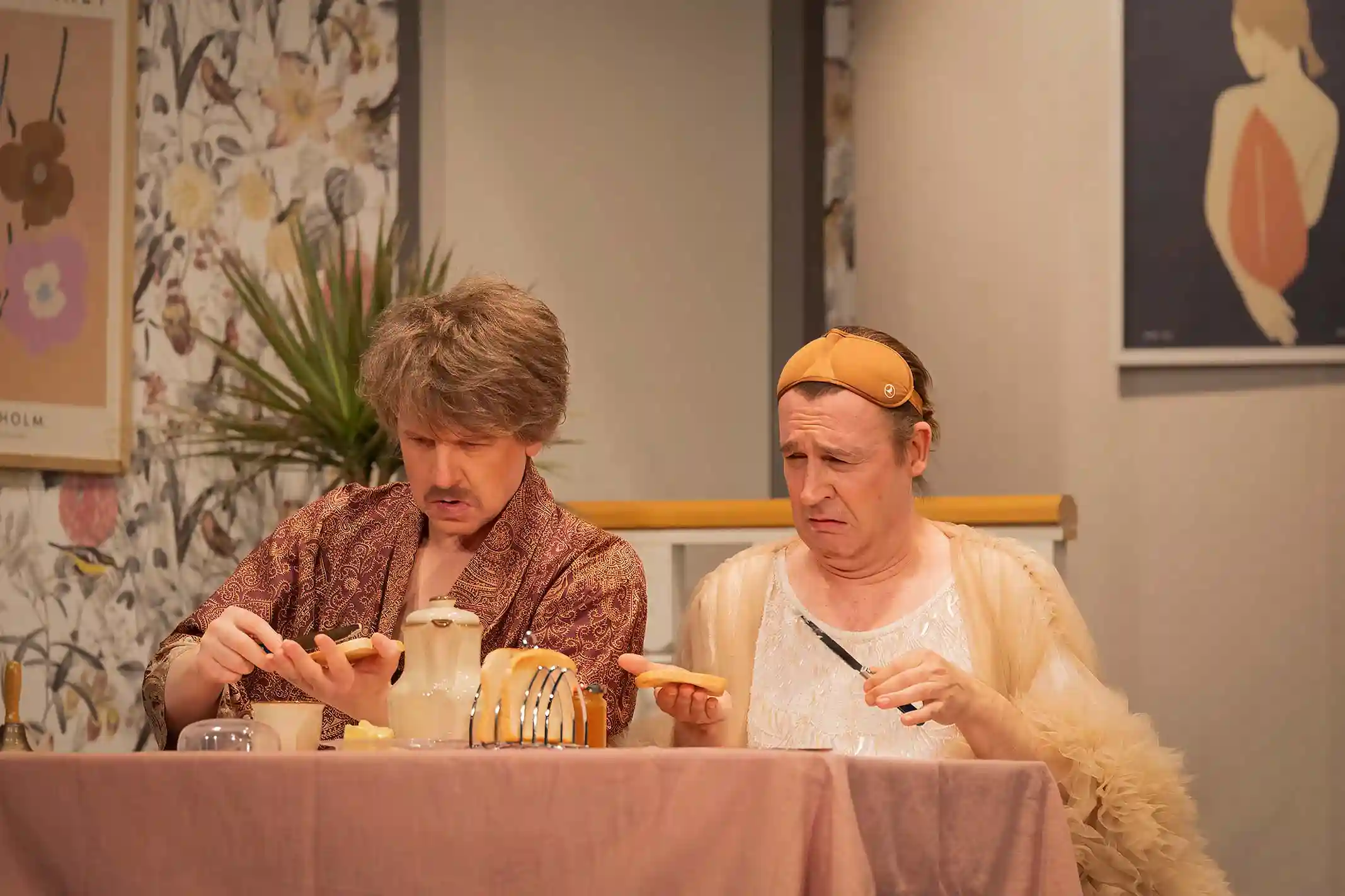 George und Albin beim Früstückstisch