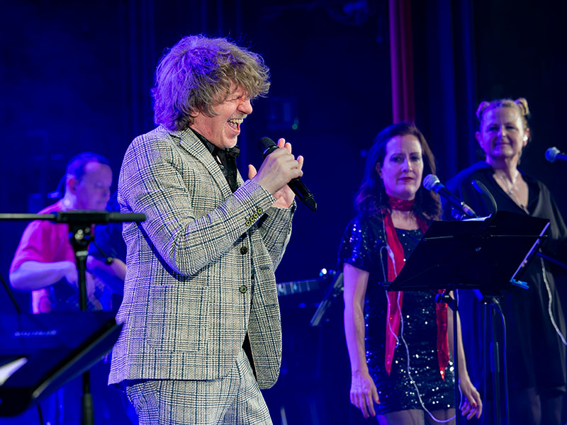 Peter Windholz beim live-Auftritt mit FUNchestra
